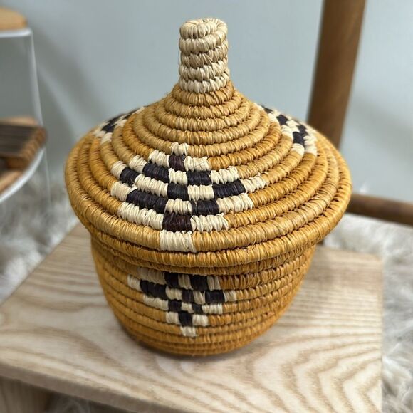 Small Boho Natural Woven Basket With Lid For Home Decor - Picture 6 of 16